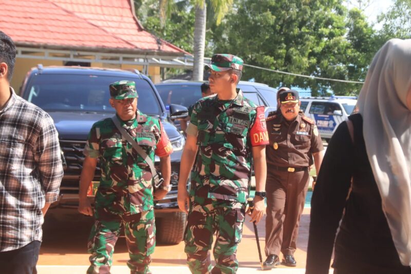 Pantau Situasi Pemilu Dan Pemungutan Suara Dandim Tekankan Danramil Netralitas Dan Menjaga TPS Dipastikan Kondusif.