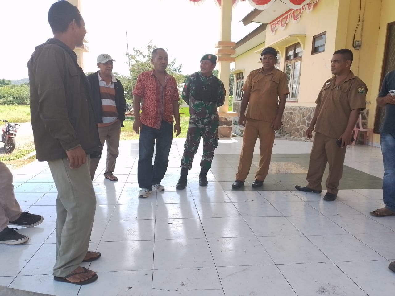 Babinsa Koramil 1612-03/Reo dan Anggota Polsek Reo Mengamankan Rapat Pleno Rekapitulasi Hasil Pemilu