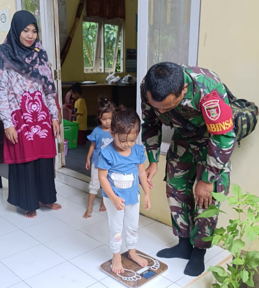 Babinsa Hilir Banua Dampingi Posyandu Balita dan Ibu Hamil