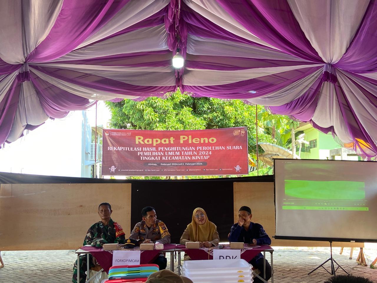 Personel Kodim 1009/Tanah Laut Mengikuti Rapat Pleno Rekapitulasi Hasil Penghitungan Suara Pemilu