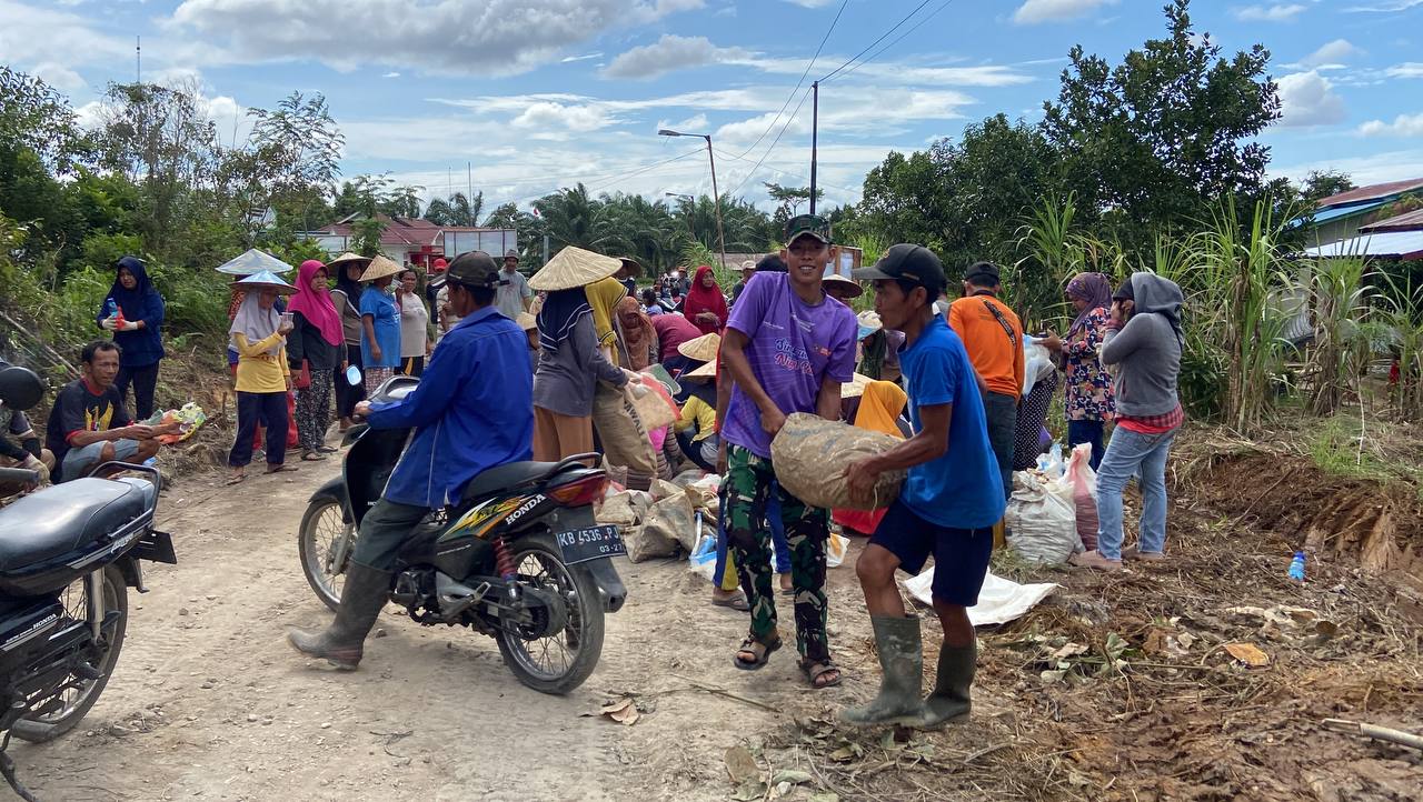 Antusias Warga Desa Mekar Jaya Sambut TMMD Ke 119 Dengan Cara Gotong Royong Angkut Material Bangunan