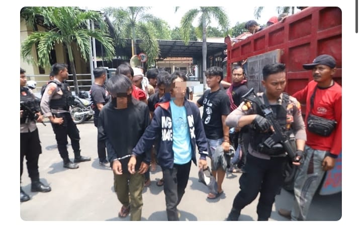 Polres Mojokerto Grebek Dua Desa Diduga Sarang Narkoba, Puluhan Orang Diangkut Dum Truk