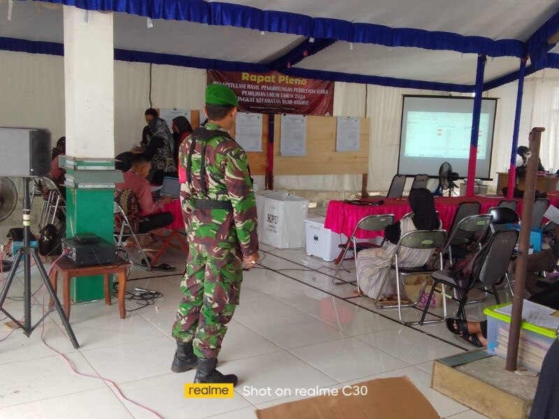 Dengan Tetap Menjunjung Tinggi Netralitas TNI, Personel Kodim 1009/Tanah Laut Amankan Jalannya Rapat Pleno