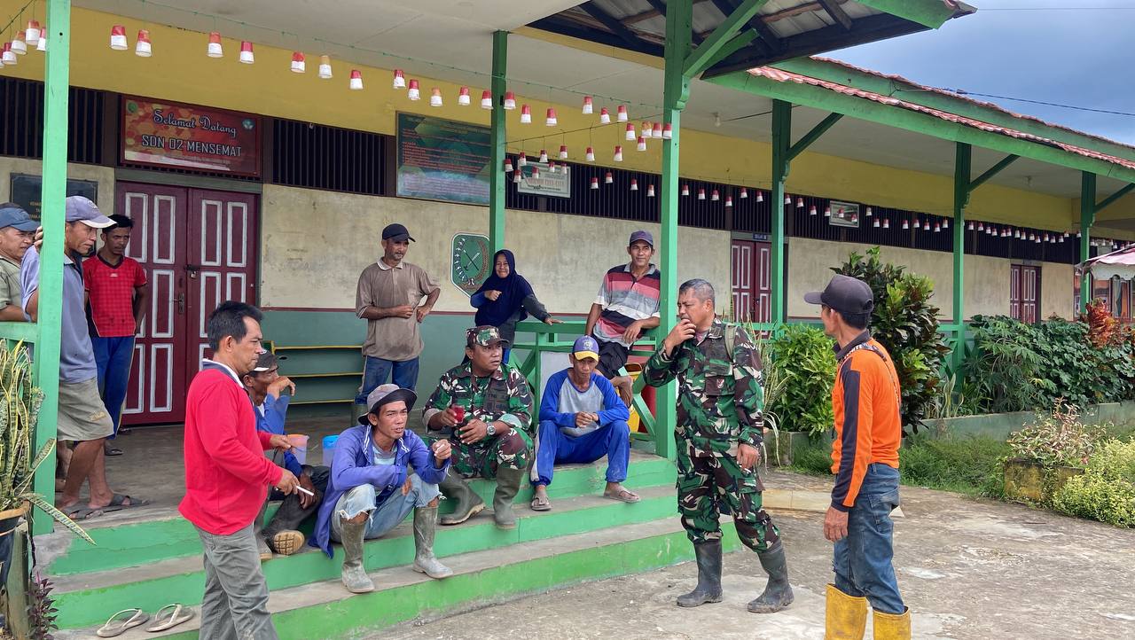 Satgas TMMD Ke-119 Desa Mekar Jaya Melepas Lelah Dengan Cara Senda Gurau Bersama Warga