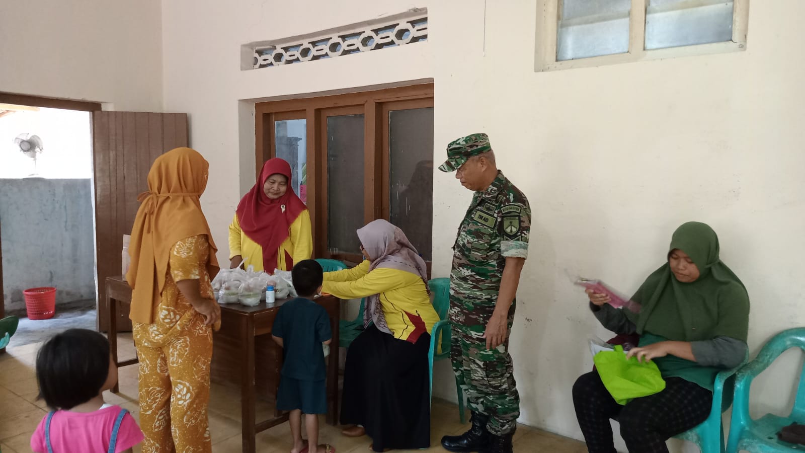 Babinsa Koramil 09/Kutowinangun Dampingi Nakes Berikan Imunisasi PIN Polio Anak Anak Warga Binaan
