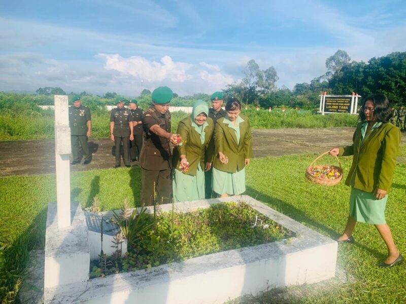 Kodim 1612/Manggarai Melaksanakan Upacara Ziarah Ke TMP Dalam Rangka Memperingati Hari Ulang Tahun Korem 161/Wira Sakti Ke-63