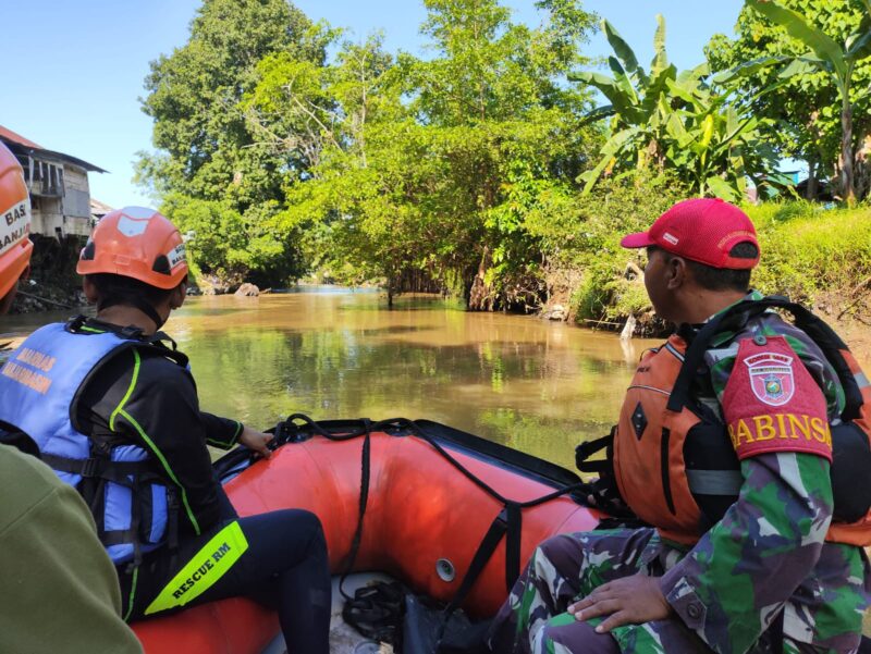 Aksi Heroik Babinsa Kodim 1002/HST Bantu Pencarian Anak Tenggelam Di Sungai Barabai