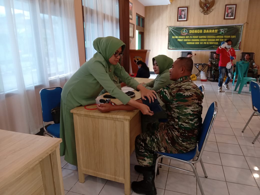 Dandim 1612/Manggarai dan Anggota Persit Kartika Candra Kirana Cabang XVII Dim 1612/Manggarai Gelar Kegiatan Donor Darah dalam Peringatan Hut ke-78