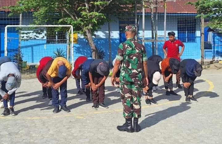 Babinsa Koramil 1406-04/Belawa Sertu Sukardi Berikan Latihan Peraturan Baris Berbaris kepada Siswa SMP Muhammadyah Belawa