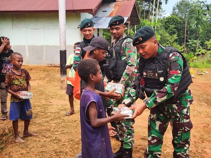 Bersikap Humanis Terhadap Masyarakat Ini Yang dilakukan Satgas Pamtas Statis RI-PNG Yonif 111/KB Di Perbatasan