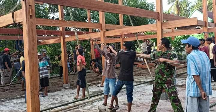 Turut Berpartisipasi dalam Gotong Royong Pembangunan Rumah Panggung di Desa Manyili