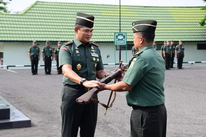 Korem 044/Gapo Berikan Penghargaan Bagi Prajurit Berprestasi Yang Berjasa Melampaui Panggilan Tugasnya