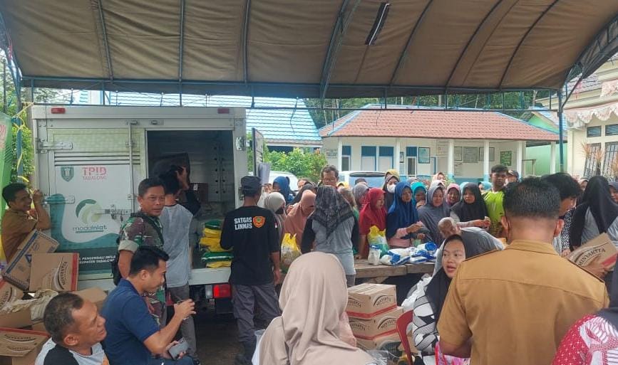 Dukung Upaya Pemerintah Pengendalian Inflasi, Babinsa Dampingi Pelaksanaan Pasar Murah