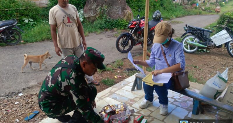 Babinsa Koramil 1612-06/Lembor Mendampingi Tim Kesehatan Kabupaten Manggarai Barat untuk Pengawasan Obat dan Makanan