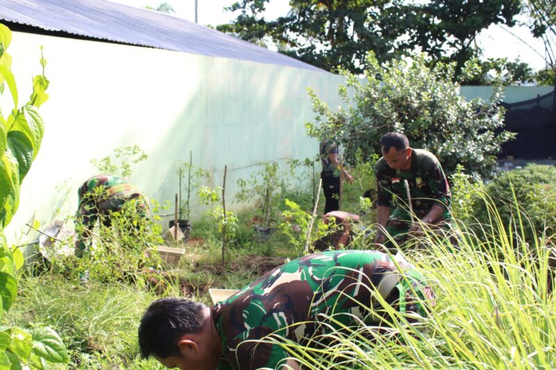 Peduli Kebersihan, Anggota Kodim Tabalong Bersihkan Pangkalan dan Rawat Tanaman