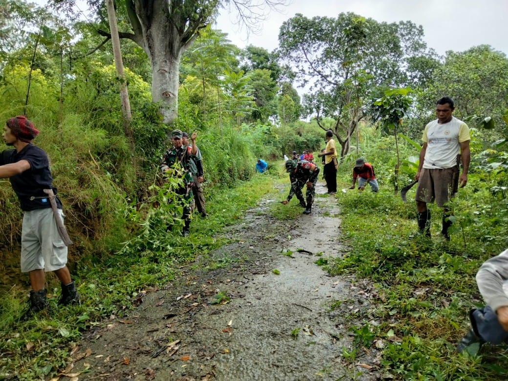 Babinsa Koramil 1612-01/Ruteng Bersama Masyarakat Lakukan Kegiatan Bakti Lingkungan di Desa Golo Mendo