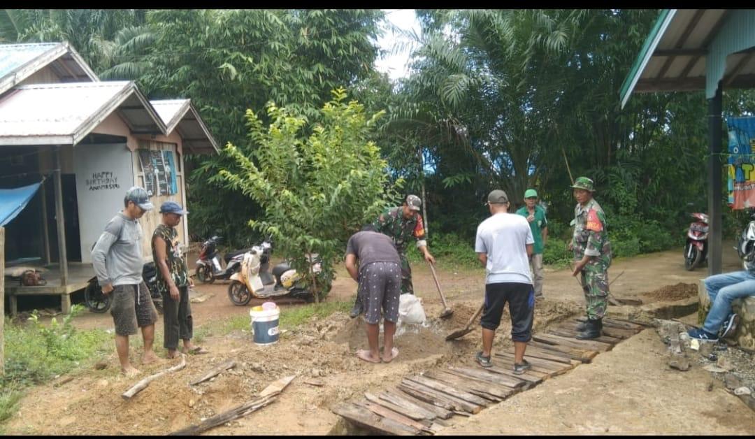 Bersama Warga Personel Kodim 1009/Tanah Laut Kerja Bakti Bersihkan Parit Yang Tersumbat Di Desa Pandan Sari