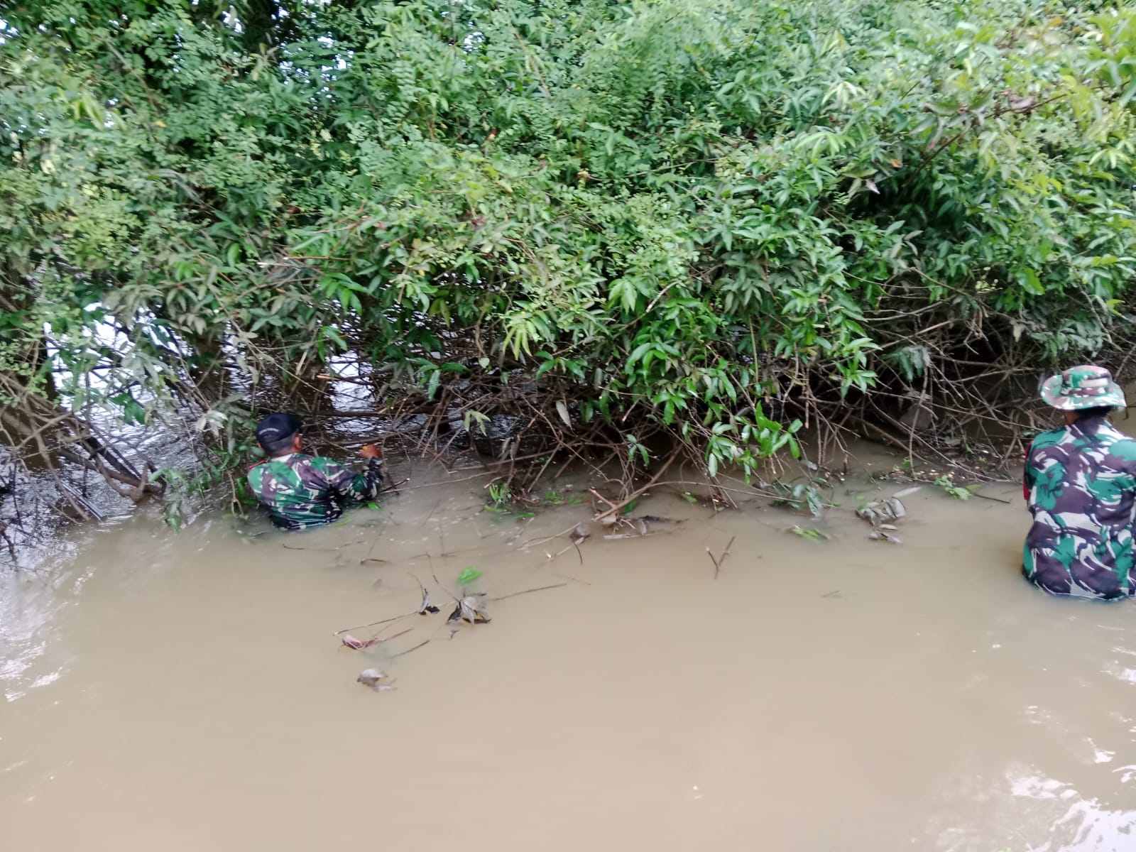 Karya Bakti Koramil Barabai, Ajak Warga Mandingin Dan Kias Bersihkan Aliran Sungai