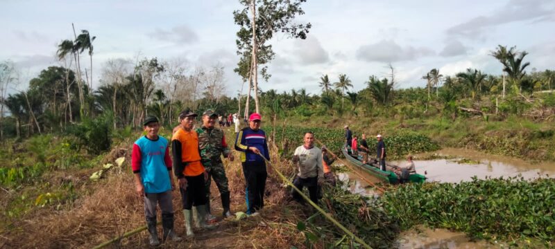 Antisipasi Banjir Babinsa Selakau Tua Bantu Warga Bersihkan Sungai