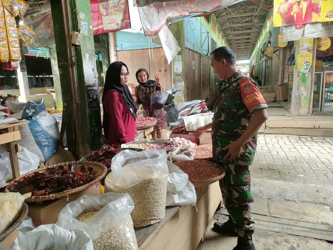 Babinsa Kodim 1002/HST Cek Harga dan Ketersediaan Sembako di Pasar
