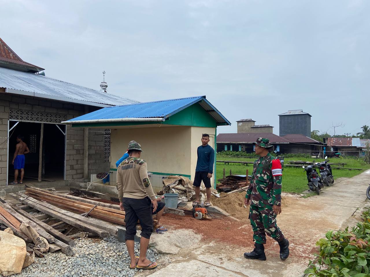 Dansatgas TMMD Regtas Ke-119 Kodim 1208/Sambas Tinjau Dan Cek Perkembangan Pembangunan Sasaran Fisik