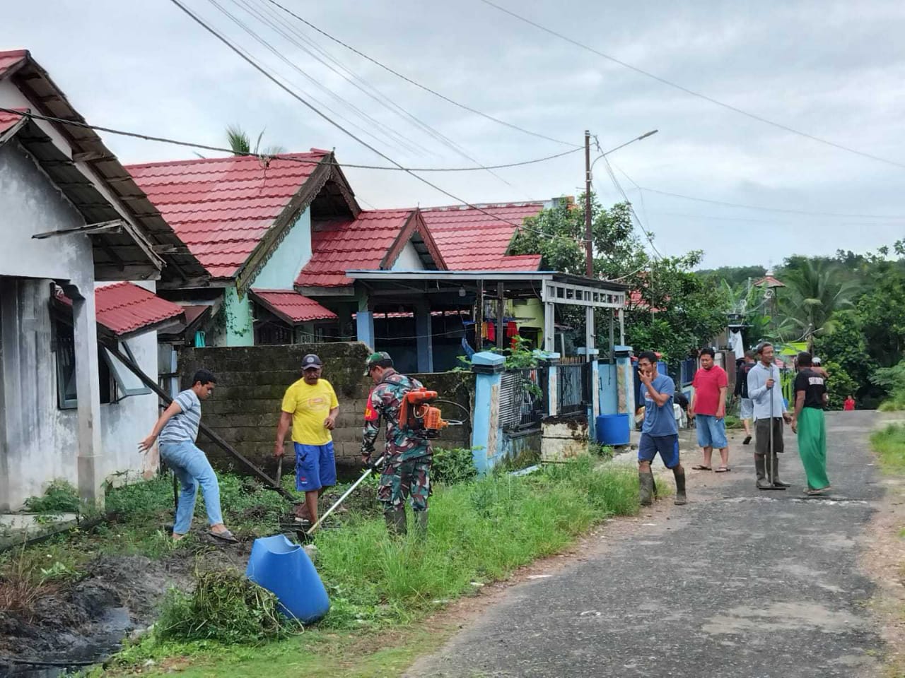Kebersamaan TNI dan Warga Gotong Royong Pembersihan Lingkungab