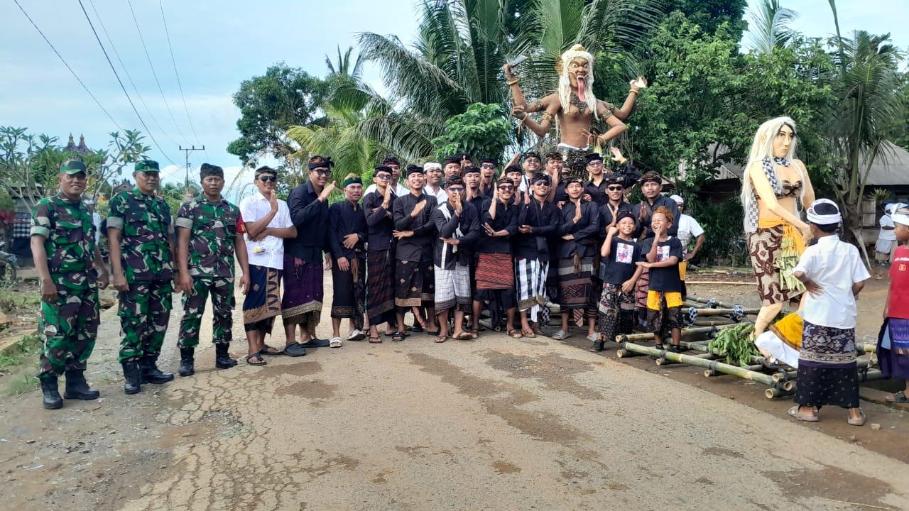 Personel Kodim 1009/Tanah Laut Amankan Pawai Ogoh-Ogoh Di Desa Tajau Pecah Kecamatan Batu Ampar