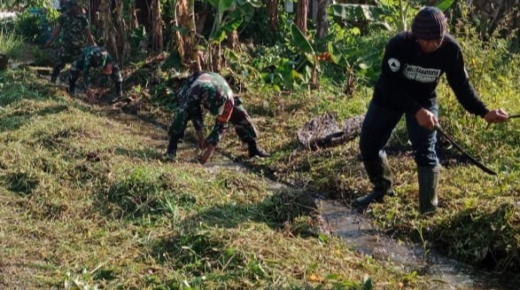 Menyatu Dengan Alam, Koramil Haruyan Pembersihan Lingkungan Di Mangunang Seberang