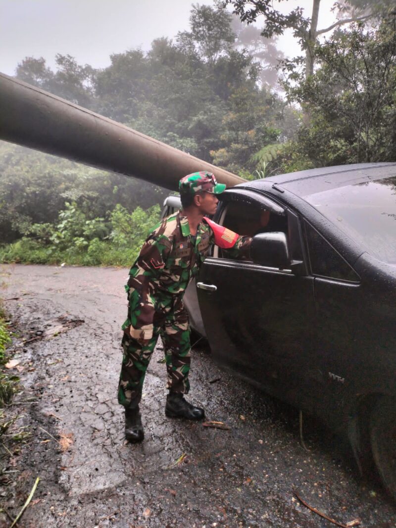 Danramil 1612-07/Satar Mese dan Anggota Bantu Evakuasi Mobil Tertimpa Tiang Listrik