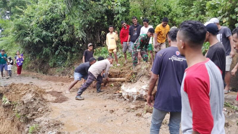 Babinsa Koramil 1612-01/Ruteng Dan Masyarakat Bergotong Royong Membersihkan Material Tanah Longsor