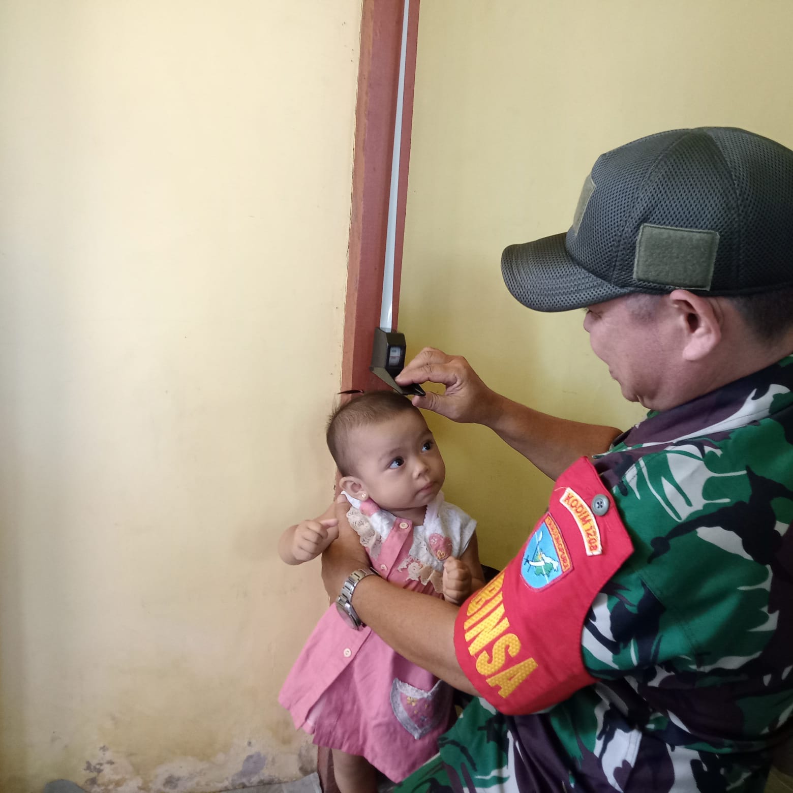 Wujudkan Balita Sehat Babinsa Bekut Dampingi Bidan Desa Laksanakan Posyandu