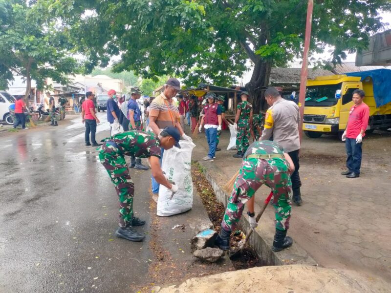 Anggota Koramil 1612-04/Borong dan PPNI Bersatu Bersihkan Pasar Borong dalam Rangka HUT PPNI ke-50