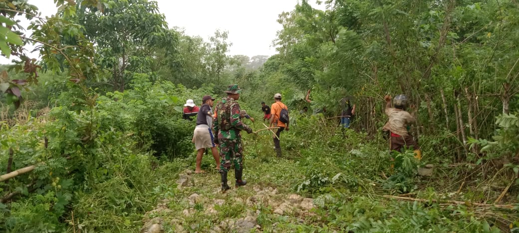Babinsa Koramil 1612-03/Reo dan Masyarakat Bersihkan Jalan Setapak di Dusun Sambor