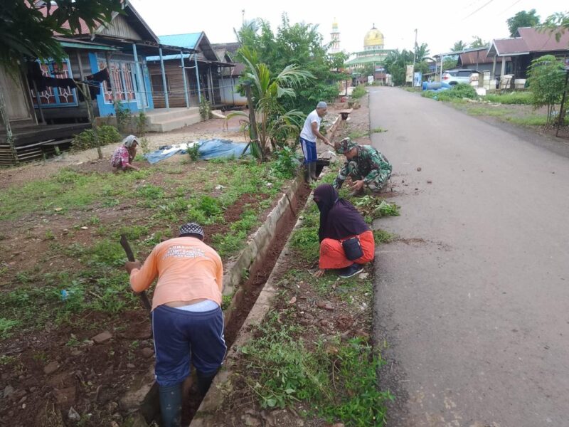 Cegah Banjir Personel Kodim 1009/Tanah Laut Gotong Royong Bersihkan Saluran Air Di Desa Ujung Kecamatan Bati-Bati