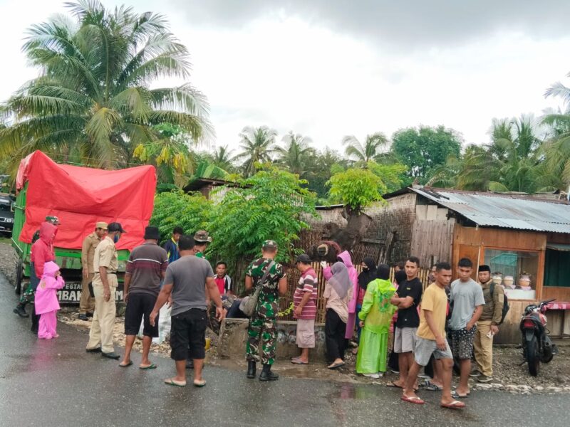 Danramil 1612-05/Elar Mendukung Kegiatan Karya Bhakti Pembersihan Pasar dalam Memperingati HUT PPNI ke-50