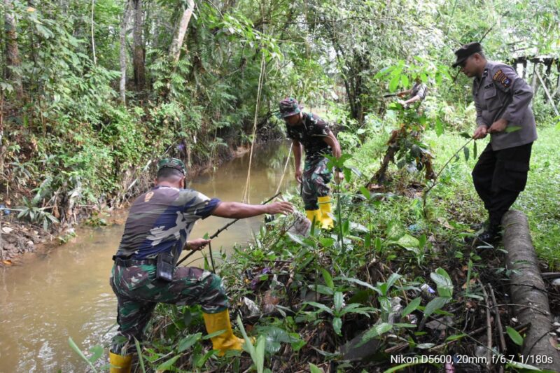 Koramil Batara Menyatu Dengan Alam, Pembersihan Lingkungan Pasar dan Saluran Air