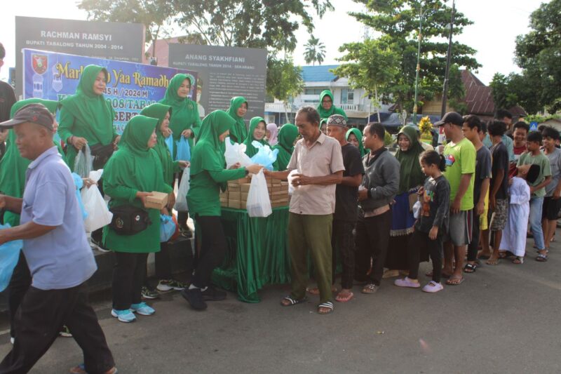 Kodim 1008/Tabalong dan Persit Bagikan Takjil Untuk Pengguna Jalan