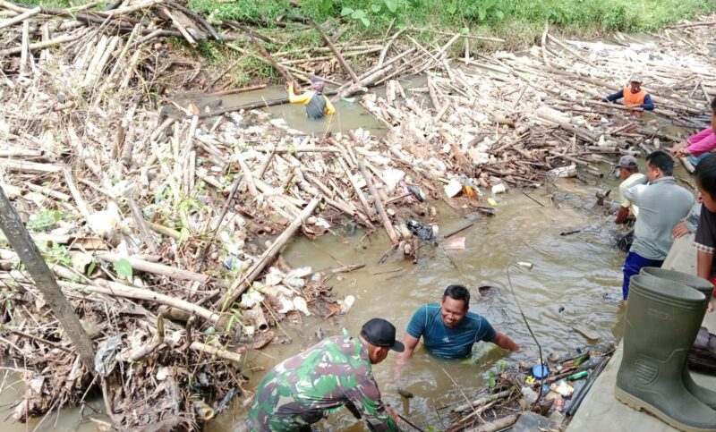 Babinsa Tabudarat Hilir Bersatu dengan Alam: Karya Bakti Bersihkan Saluran Irigasi