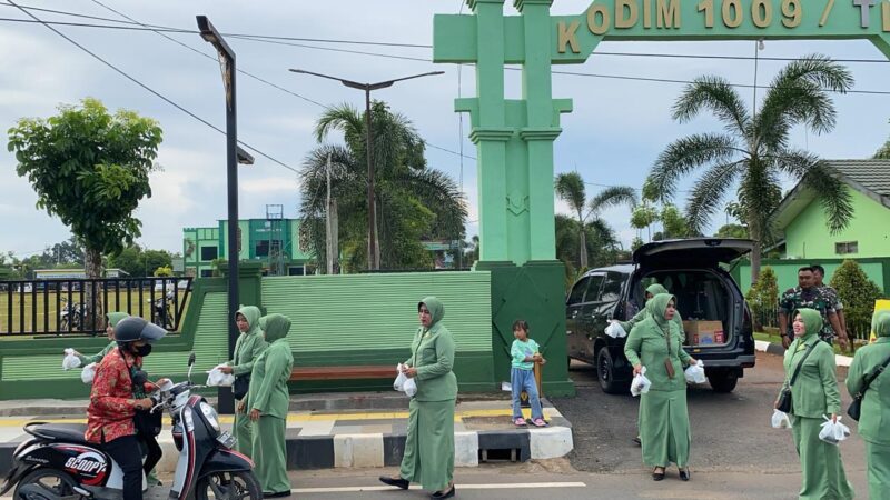 Jelang Buka Puasa Kodim 1009/Tanah Laut Bagi-Bagi Takjil Kepada Masyarakat Pengguna Jalan Raya