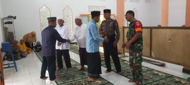 Bersama Forkopimcam Sebawi Anggota Koramil 1208-01/Sambas Laksanakan Safari Ramadhan