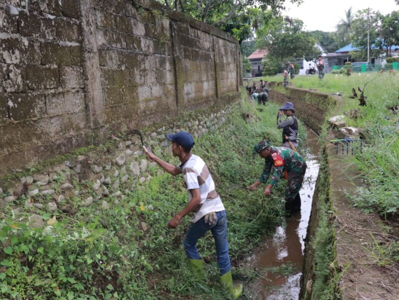 Pencegahan Banjir, Ini Yang Dilakukan Babinsa Koramil Barabai Bersama Warga Padawangan