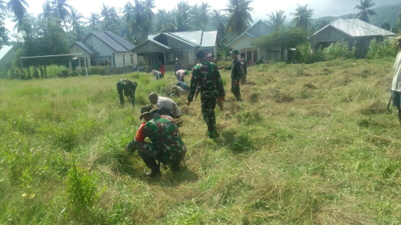 Babinsa Koramil 1612-03/Reo dan Masyarakat Desa Lemarang Gelar Karya Bakti di Lapangan Sepak Bola