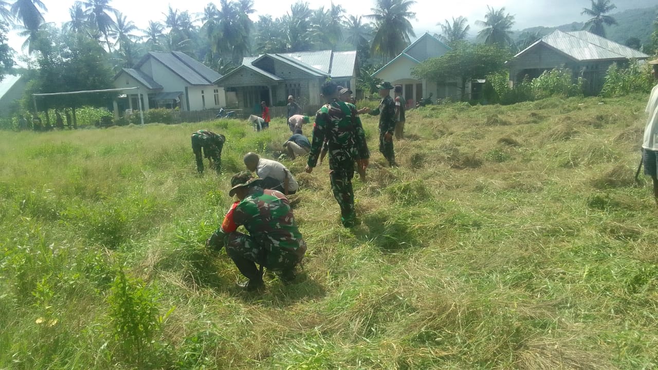 Babinsa Koramil 1612-03/Reo dan Masyarakat Desa Lemarang Gelar Karya Bakti di Lapangan Sepak Bola