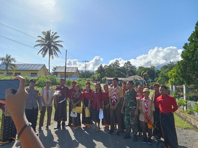 Babinsa Koramil 1612-06/Lembor dan Babinkantibmas Amankan Misa Minggu Palma di Gereja Katolik Santo Mikael Stasi Kakor