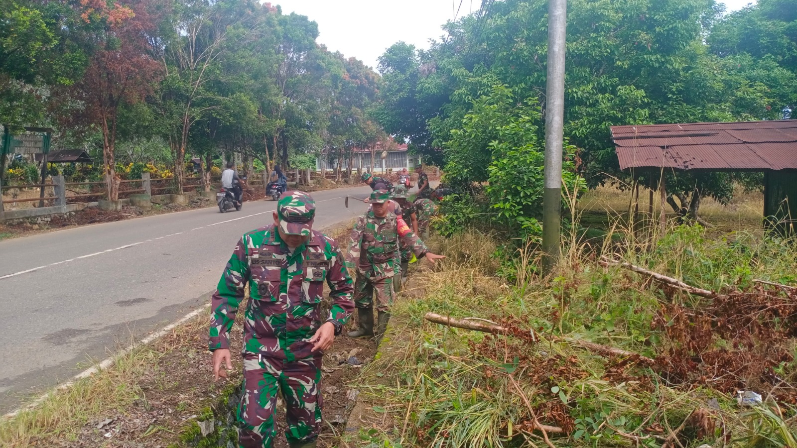 Bersihkan Selokan, Upaya Babinsa Ciptakan Kebersihan Lingkungan dan Kesehatan Masyarakat