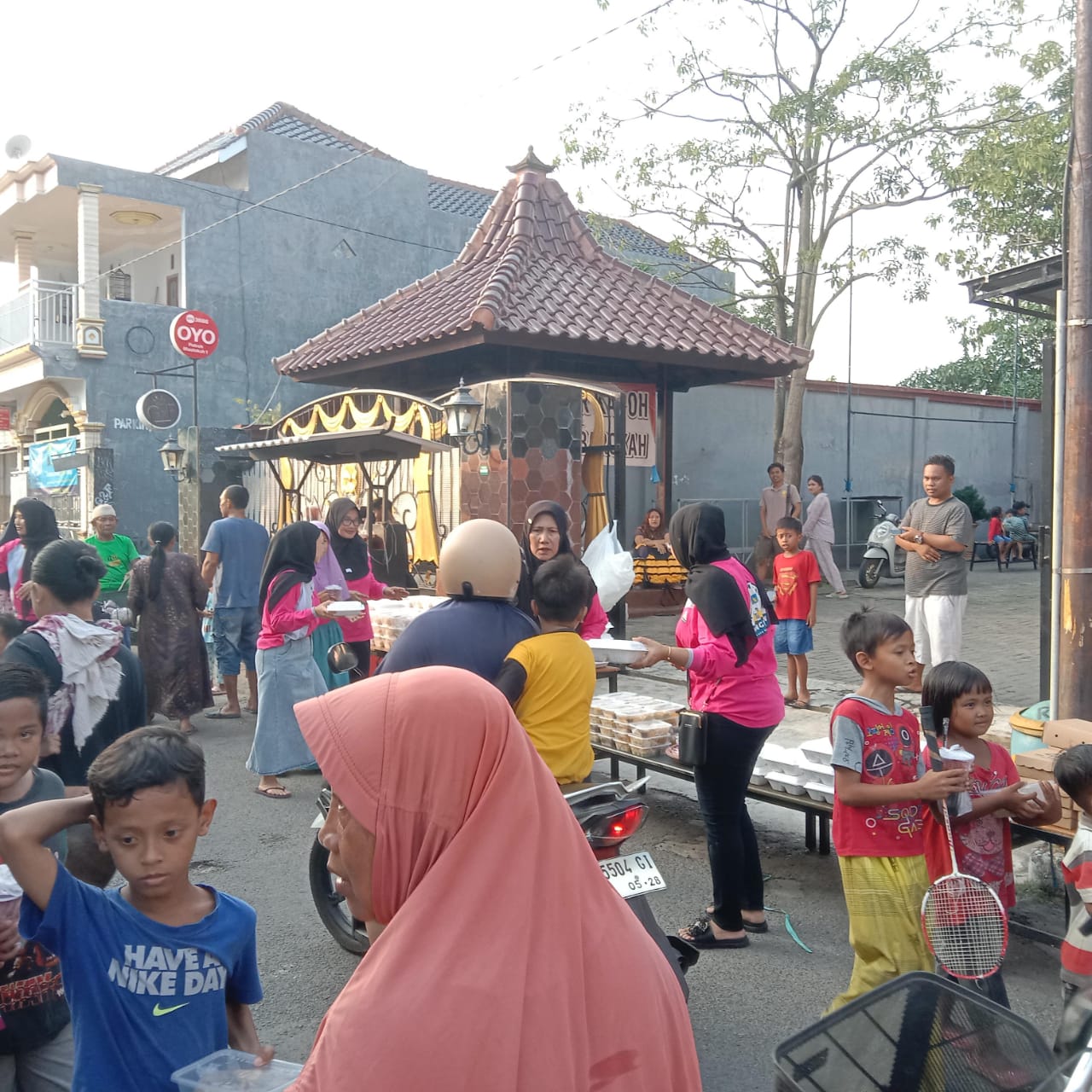 Keseruan di bulan suci ramadhan keluarga besar H.JAJAK bagi bagi takjil