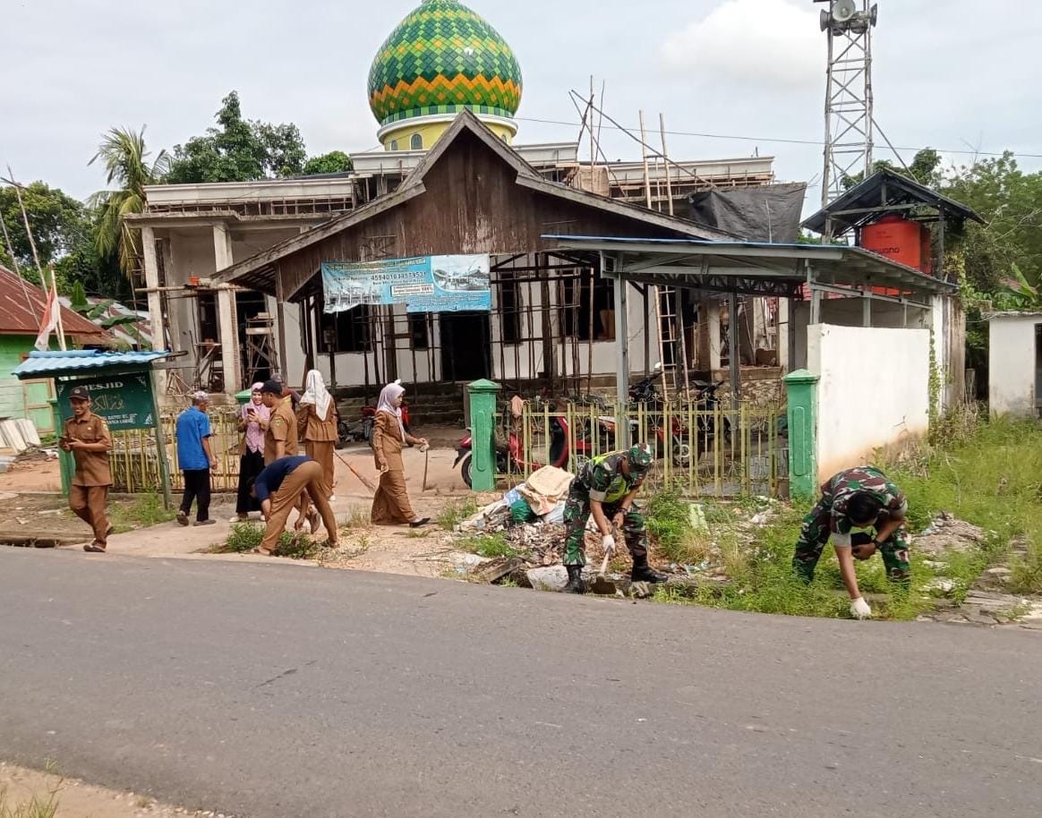 Meski Berpuasa, TNI-Aparat Desa Banua Lawas Tetap Semangat Bersihkan Lingkungan