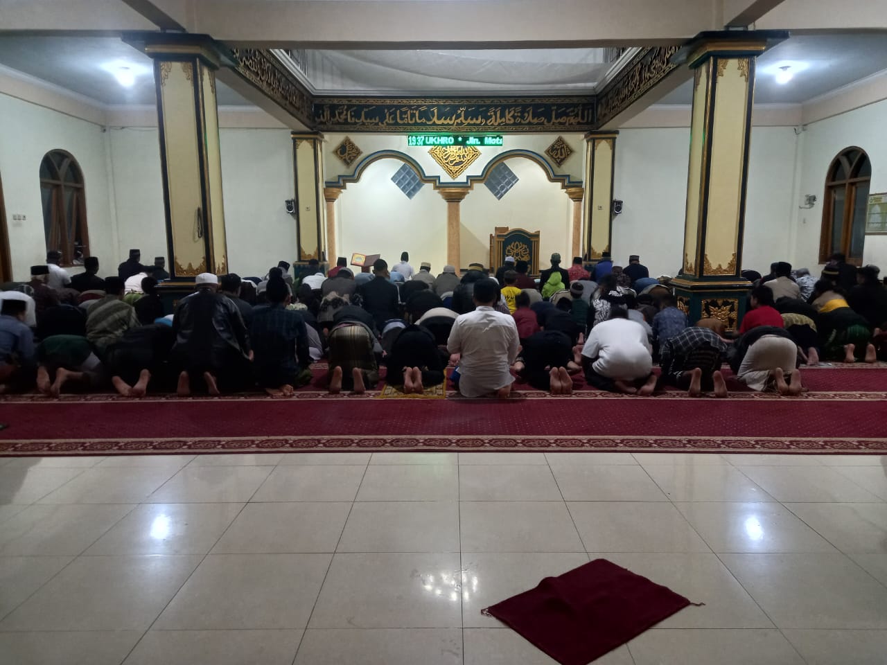 Anggota Koramil 1612-01/Ruteng Lakukan pengamanan ibadah Sholat Traweh di Masjid Kota Ruteng