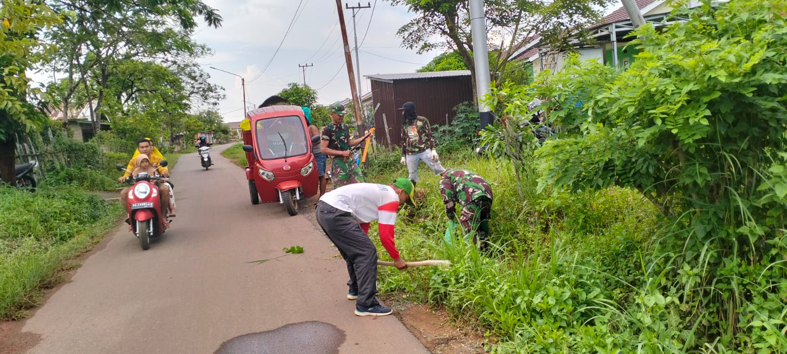 Semangat Gotong Royong Personel Kodim 1009/Tanah Laut Bersama Masyarakat Desa Kebun Raya Bersihkan Drainase