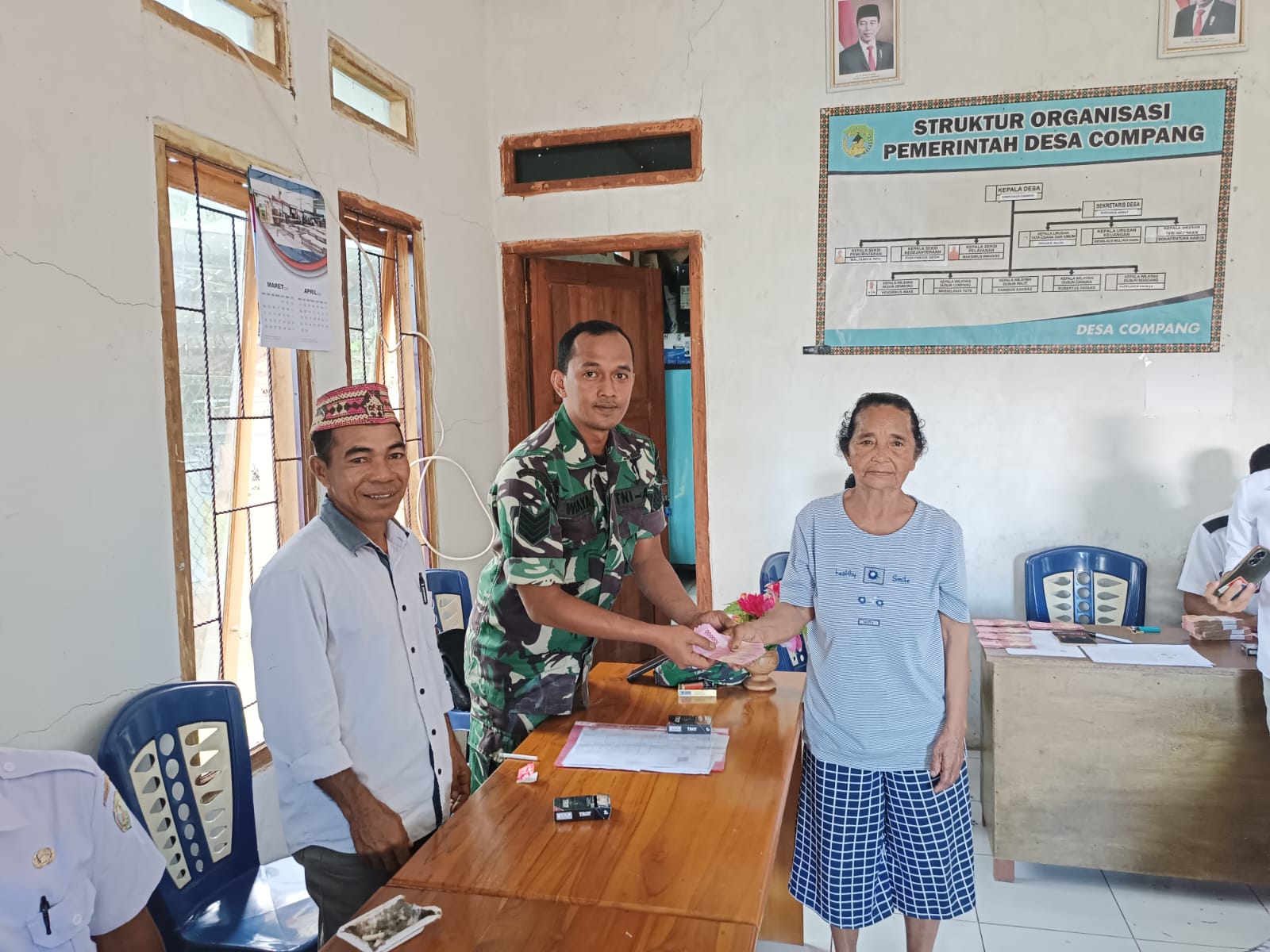 Danramil 1612-08/Macang Pacar Hadiri Pembagian BLT Tahap 1 di Desa Compang